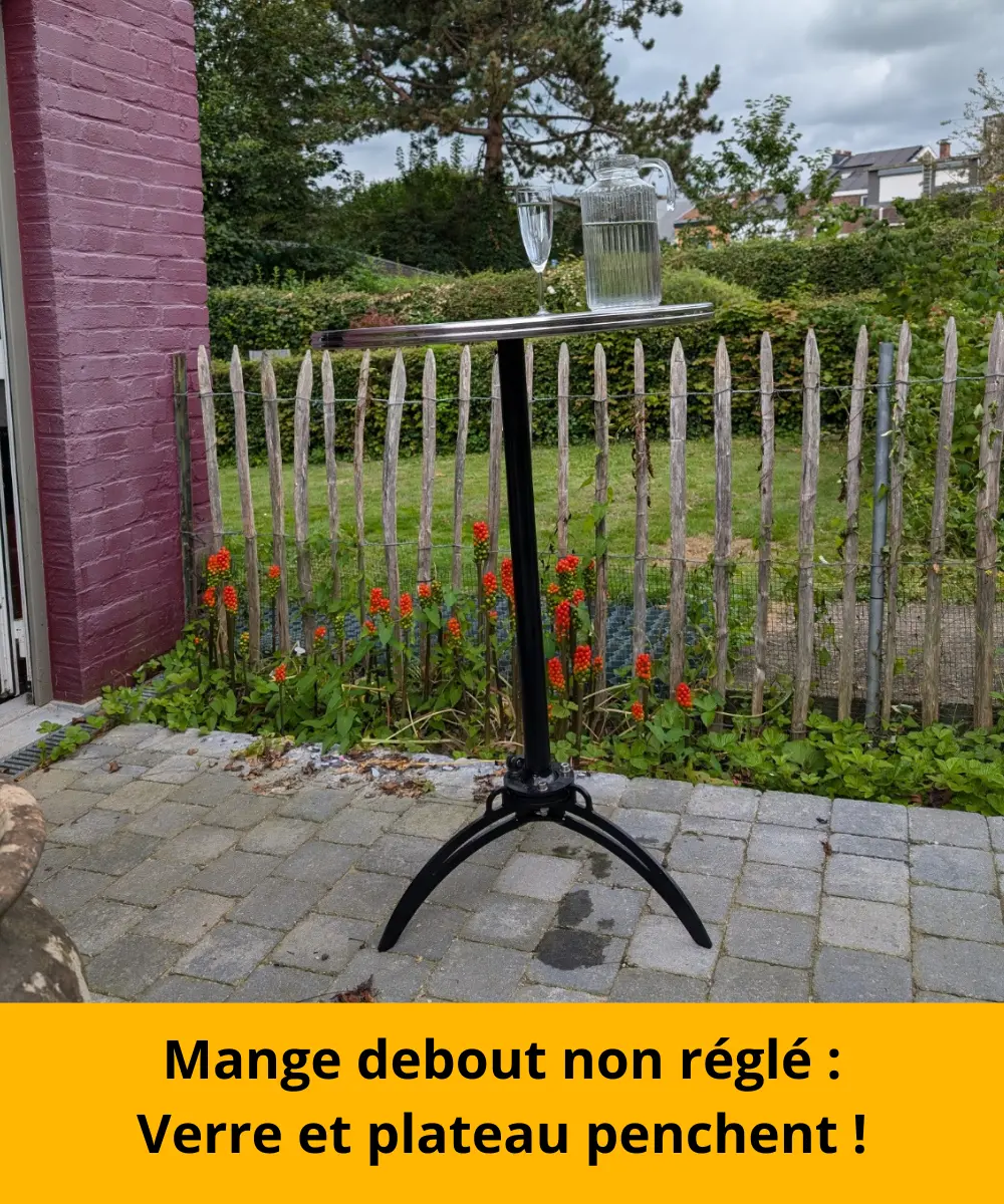 Table haute réglable sur une terrasse en pente