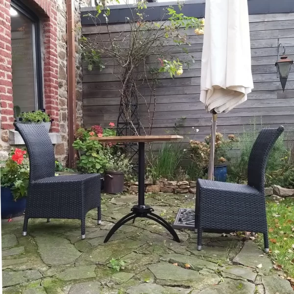 Table réglable Philippe sur une terrasse en pente douce.